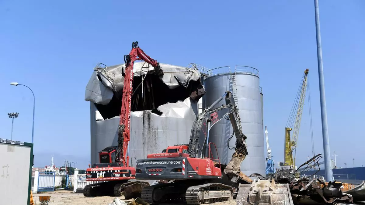 Comienza el derribo de la antigua terminal de Oleosilos de Galicia para abrir el muelle de Calvo Sotelo al uso ciudadano