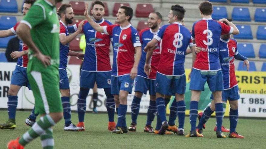 Los jugadores del Langreo celebran uno de los goles marcados al Covadonga, con Llerandi en primer término.