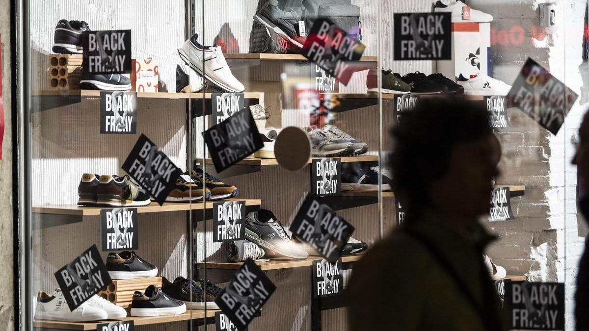 Aparador d'una botiga ple d'etiquetes de Black Friday