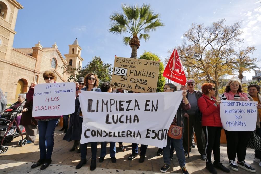 Las limpiadoras en huelga por los impagos de la empresa adjudicataria de la Generalitat protagonizaron ayer una protesta ante el Ayuntamiento de Torrevijea