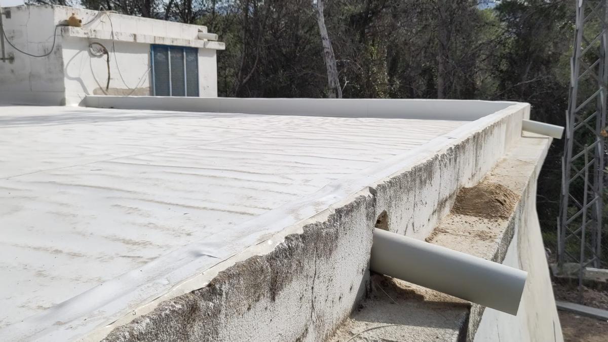 Obras en el depósito de agua potable de la Barraca d'Aigües Vives.
