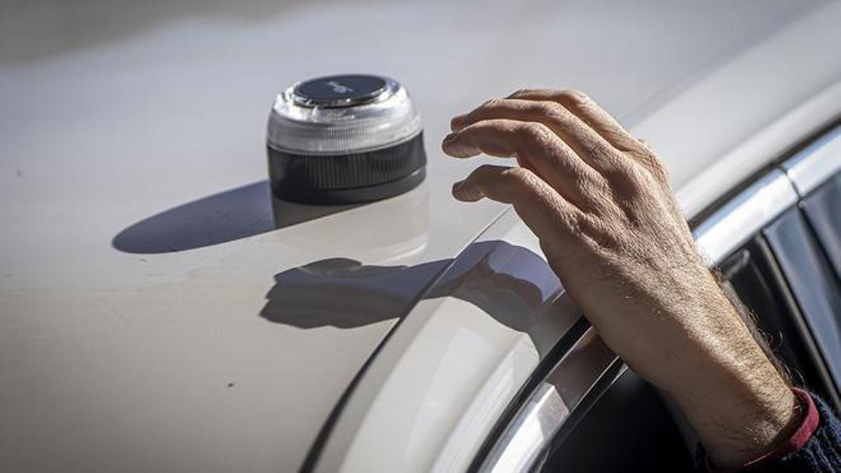 Un hombre coloca una baliza v16.