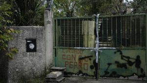 Puerta de la casa donde ocurrieron los hechos, a 8 de noviembre de 2024, en Baiona, Pontevedra, Galicia-