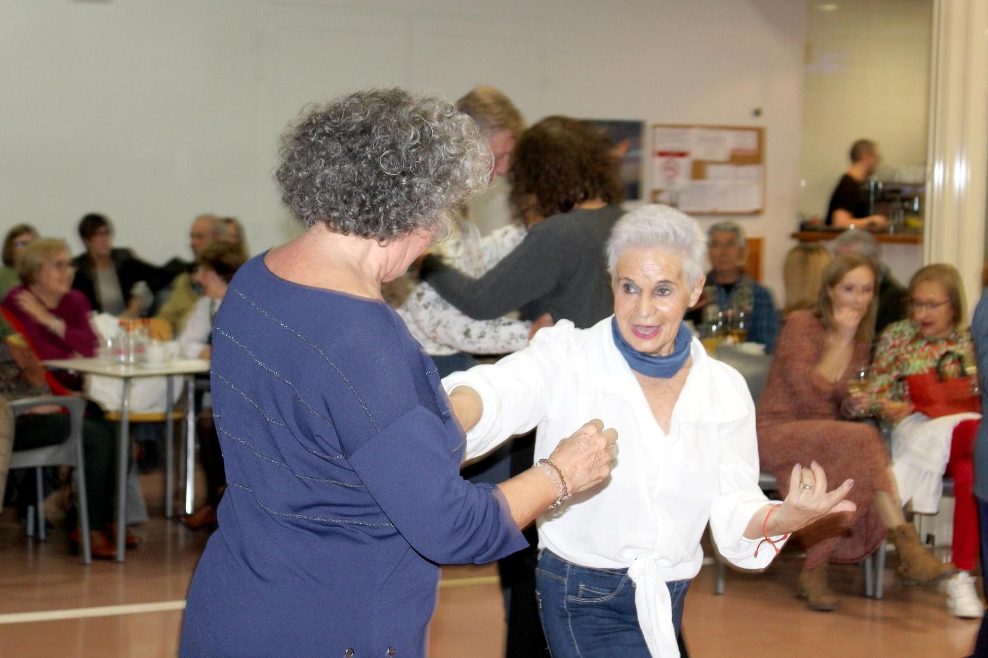 Los mayores de Dénia bailan en San Valentín (imágenes)