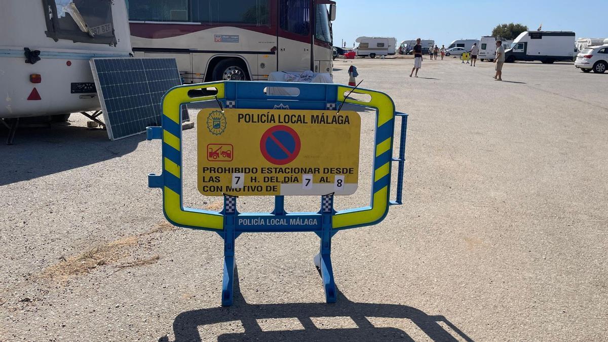 Cartel de la Policía Local que anuncia el desalojo del parking de autocarvanas en Sacaba