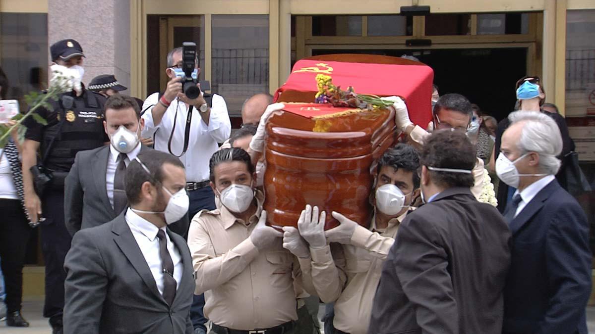 Imágenes de la salida del féretro de Julio Anguita del Ayuntamiento de Córdoba acompañado de familiares. Multitud de seguidores aplaudiendo a la salida y vitoreando su nombre.