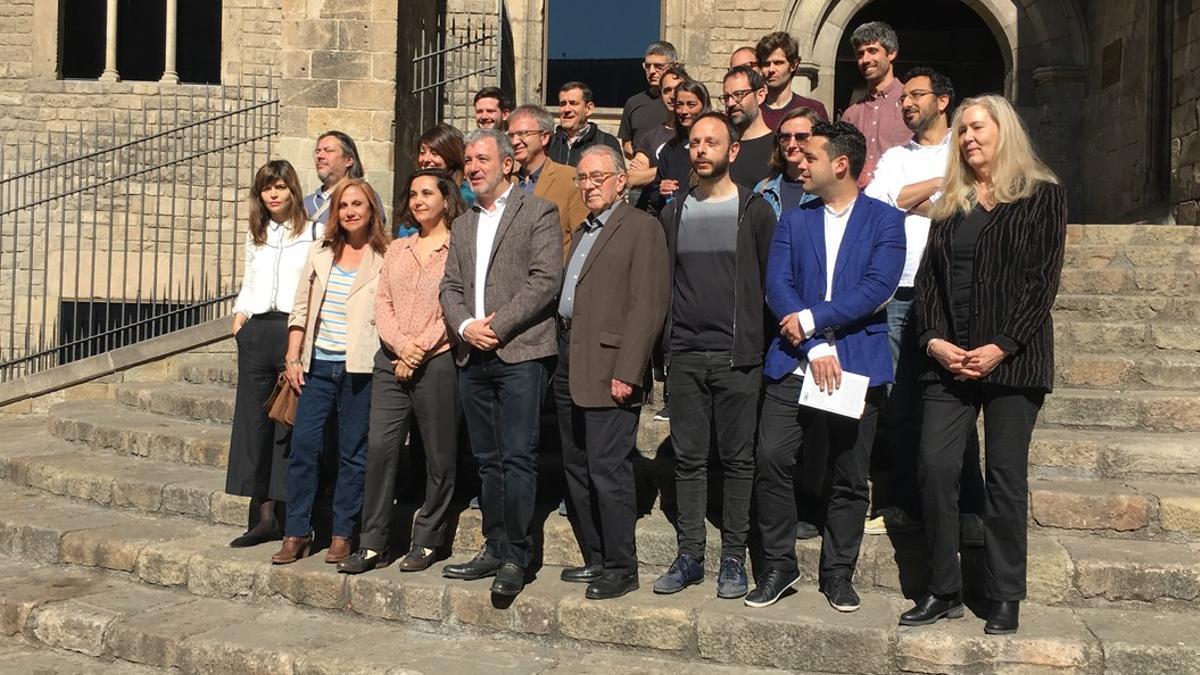 Jaume Collboni, Marina Espasa y los beneficiarios de las becas, en la plaza del Rei.