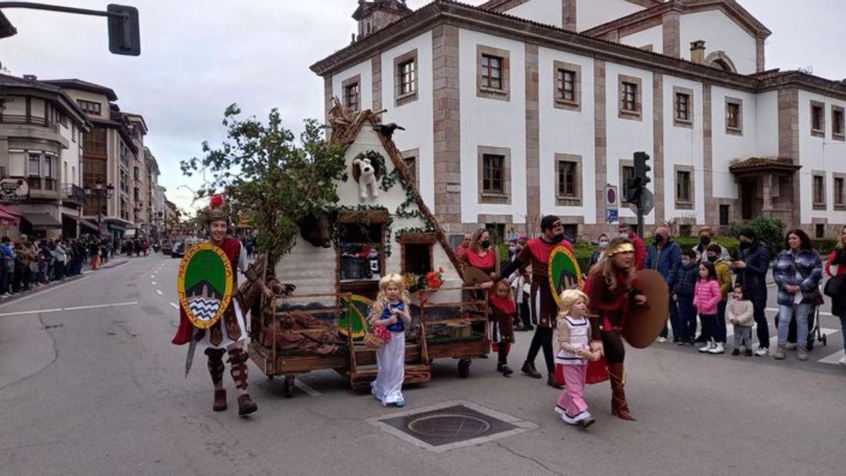 Participantes en el desfile de Carnaval  de Cangas de Onís. | M. V.