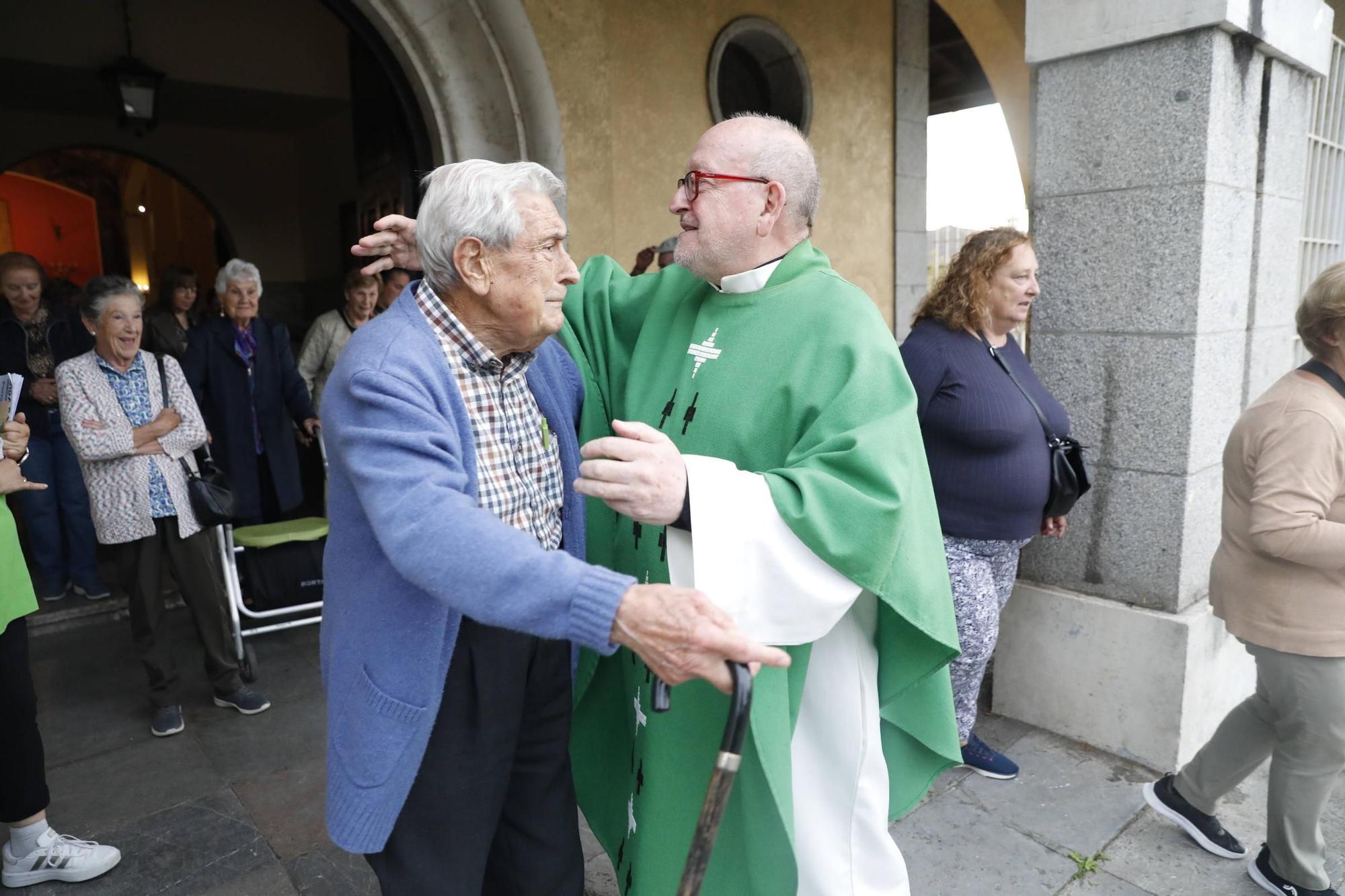 EN IMÁGENES: Así fue el exorcismo del nuevo párroco de Llaranes, Miguel Alderete