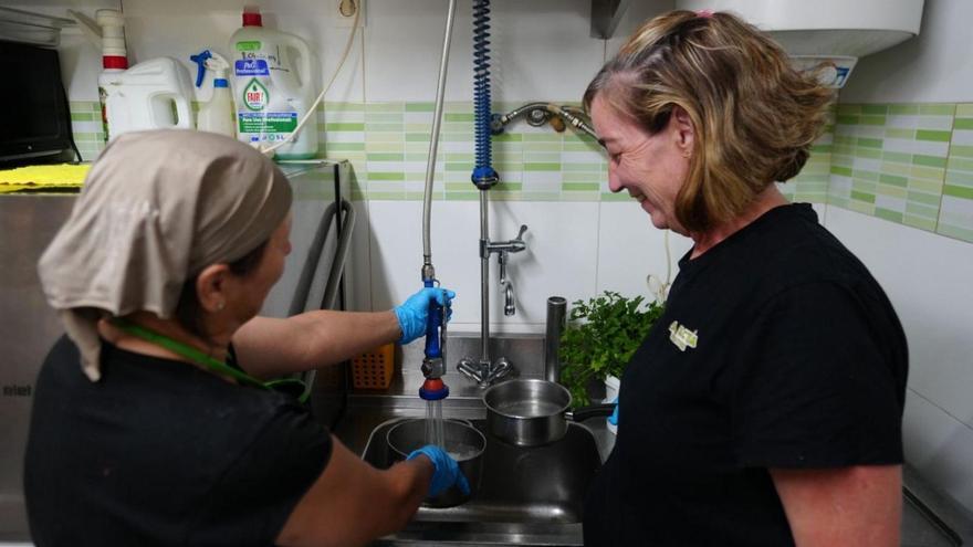 Las cocineras del restaurante El Ratón Pérez de Pozoblanco llena una olla con agua del grifo.