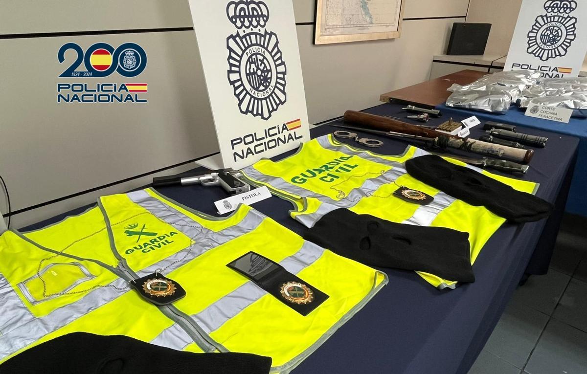 Chalecos de la Guardia Civil intervenidos a la organización criminal en el polígono de San Cristóbal