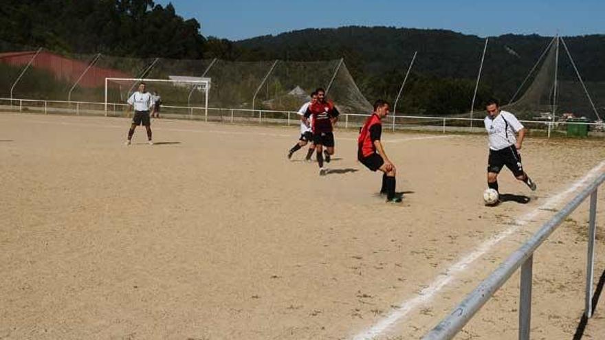 La dotación de hierba artificial al campo de Montecarrasco, prioridad del plan provincial