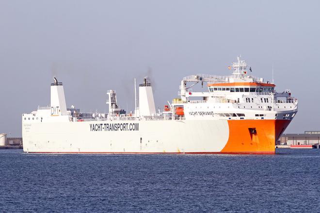 La empresa Dock Yacht Transport bautiza su nuevo buque en el puerto de Palma
