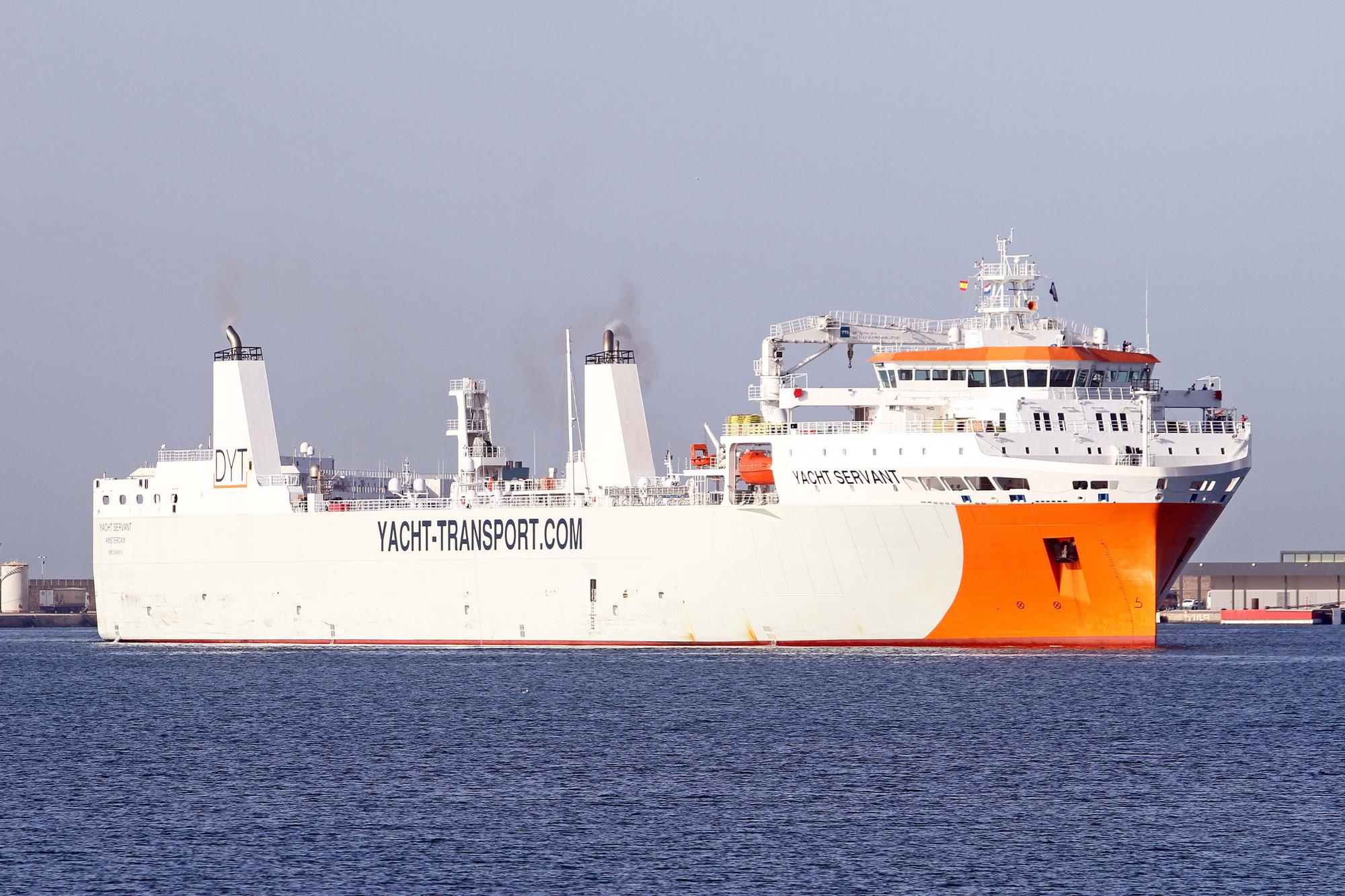 El Yacht Servant maniobrando en el puerto de palma