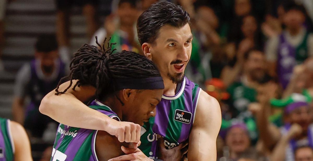 Los jugadores de Unicaja Nihad Djedovic (d) y Kendrick Perry (2-d), al término del primer cuarto del partido de cuartos de final de la Liga Endesa de baloncesto que Unicaja y FC Barcelona disputan este martes en Málaga