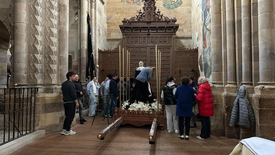 Preparada la Virgen de las Angustias para el Domingo de Resurrección en Benavente
