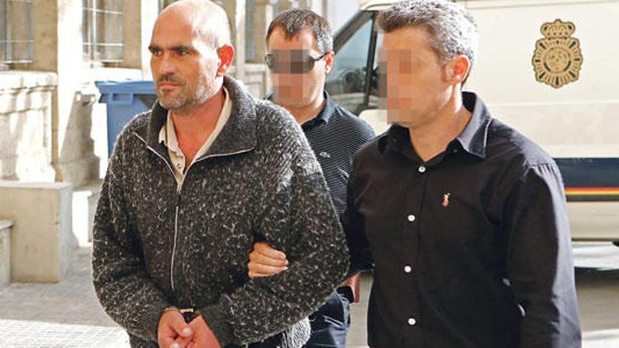 Andrés R.G., el asesino confeso de Catalina Frontera, el pasado sábado a su llegada a los juzgados de Vía Alemania, en Palma.