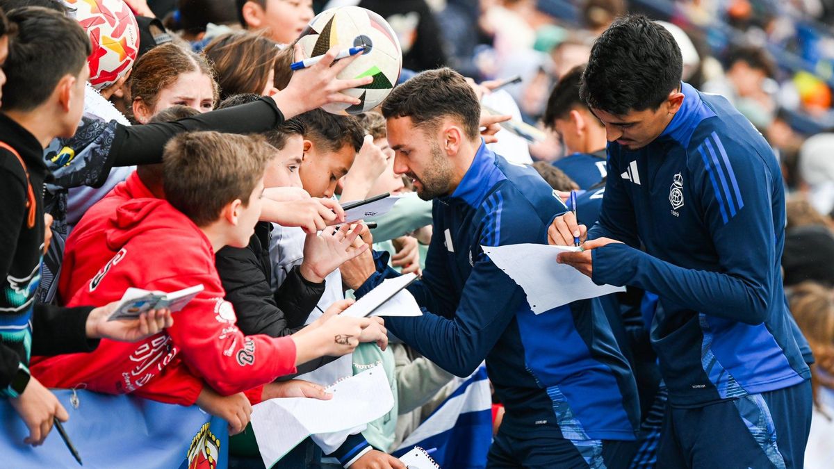 César Moreno firma autógrafos durante una jornada de puertas abiertas del Recreativo de Huelva en el Nuevo Colombino.