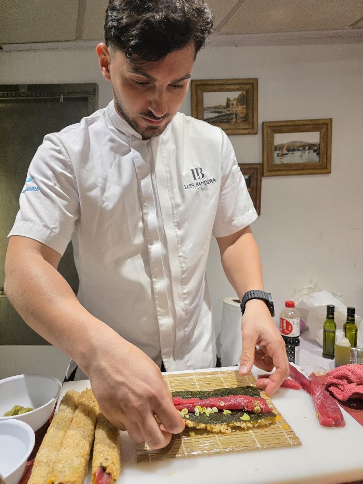 Luis Bandera preparando sushi en Rubiáns.