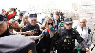 En taxi, escoltada y tapada con una bufanda: así ha llegado Claudia Montes para declarar por el "Caso Koldo" en Gijón