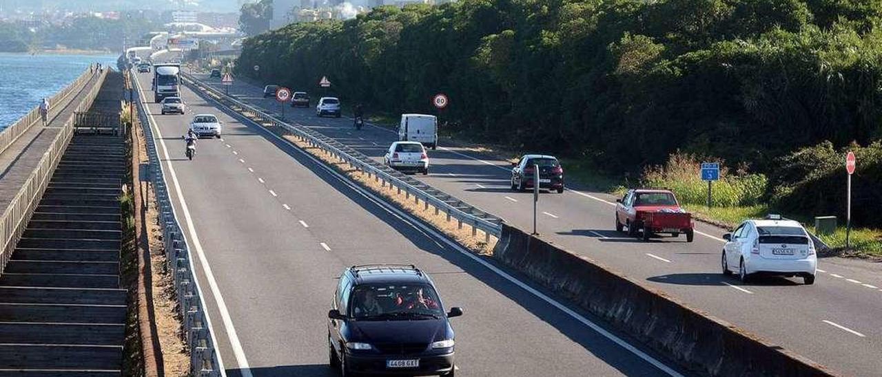 Autovía de Marín, con la pasarela de mariscadoras con la que conectará el futuro paseo. // R. Vázquez