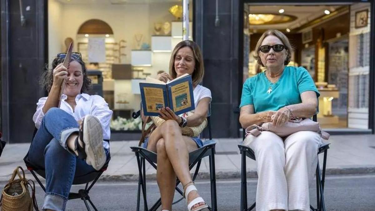 Sitzen, lesen, quatschen: So haben am Abend mehr als 1.000 Mallorquinerinnen und Mallorquiner gegen die Überfüllung der Insel demonstriert.