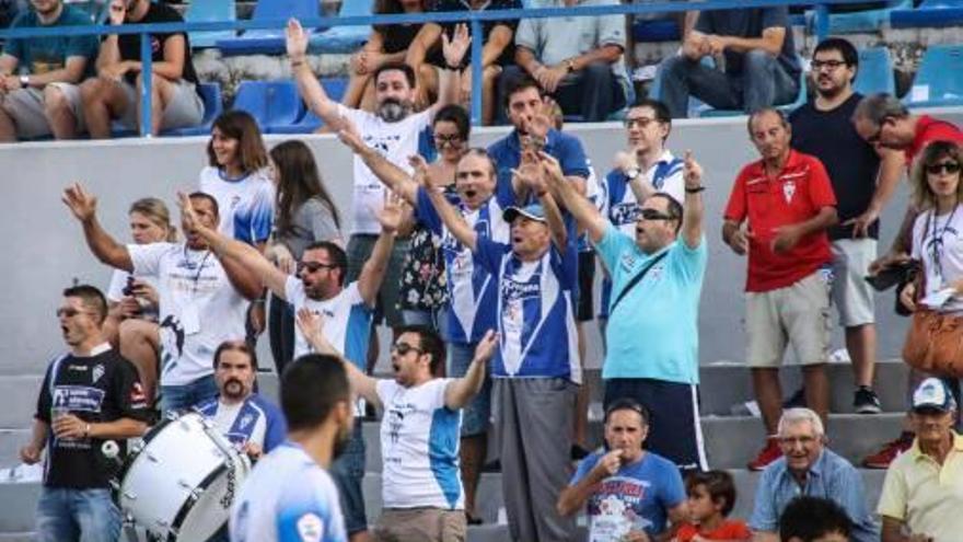 Aficionados del Alcoyano el domingo en la grada de El Collao.