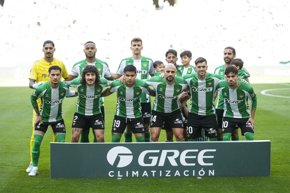 Los jugadores del Betis posan en la previa del partido contra el Oviedo en La Cartuja