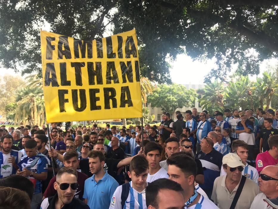 La protesta, convocada para los instantes previos al Málaga - Almería, ha sido más multitudinaria que otras anteriores y ha tenido un cántico más recurrente que otros: ¡Al Thani, vete ya!