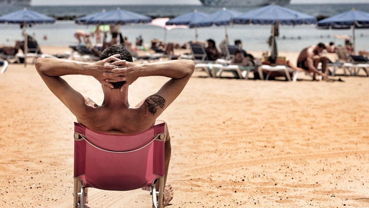Un bañista disfruta de un día de playa en Las Teresitas. | | E.D.