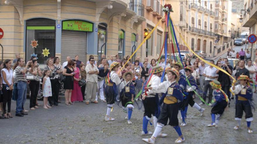 Unos niños representaron la danza de los gitanos, que consiste en trenzar unas cintas alrededor de una banderola.