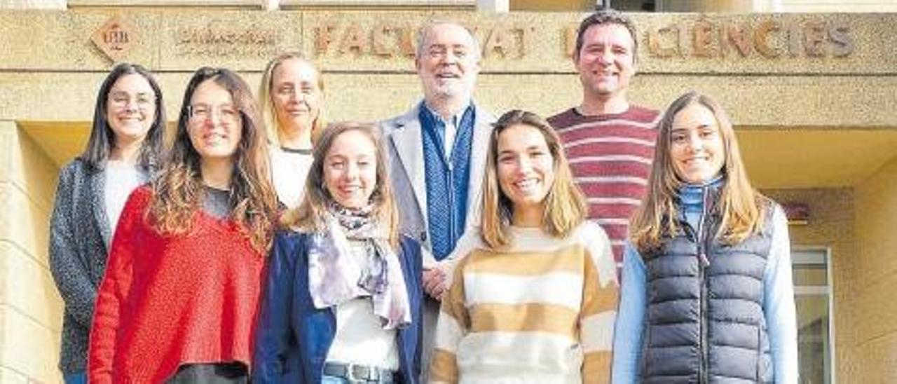 Parte del equipo de investigadores posa en la UIB.