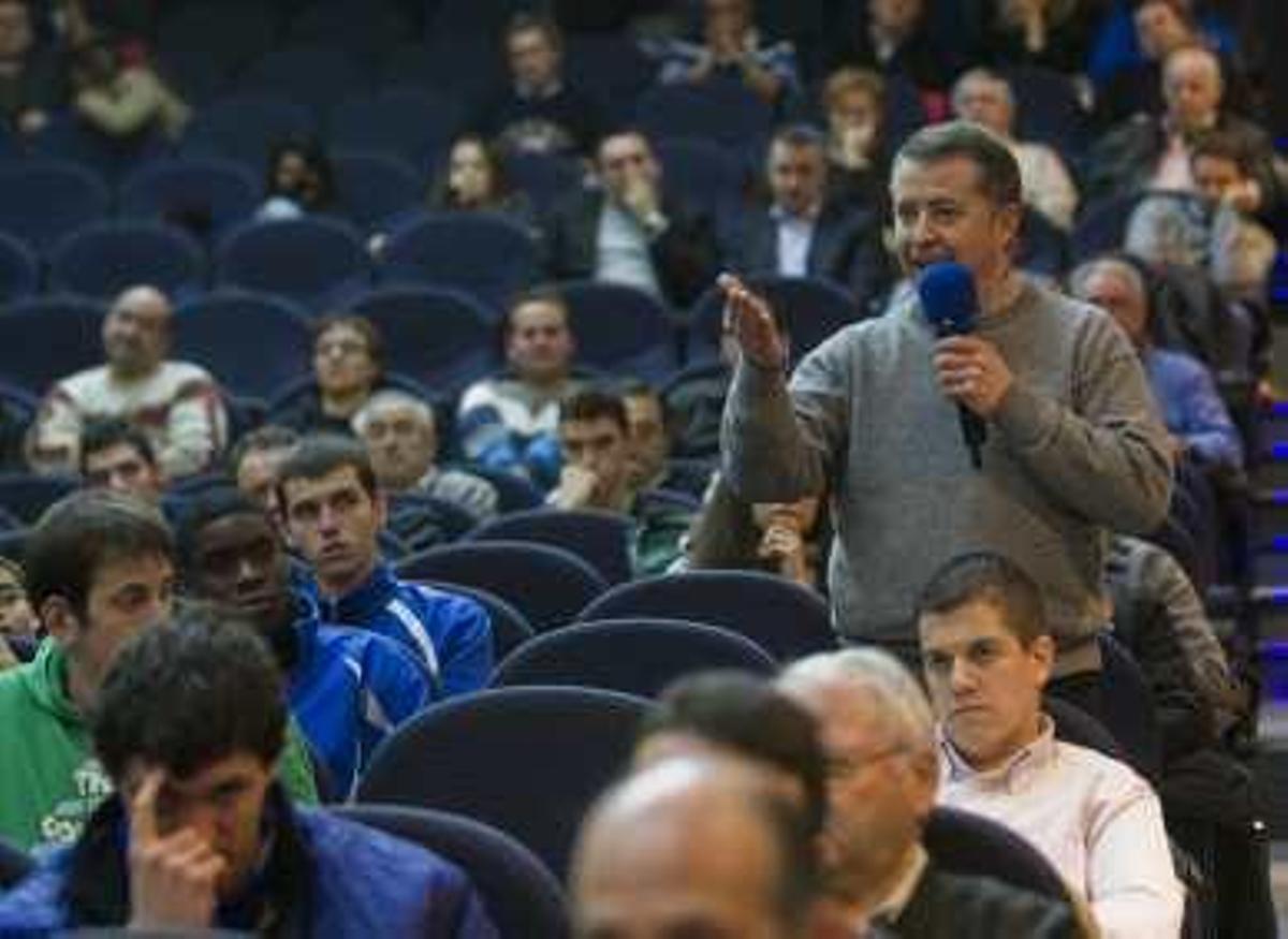 Un asistente formula una pregunta.