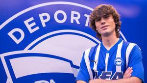 Julen Jon Guerrero posa con la camiseta del Deportivo Alavés