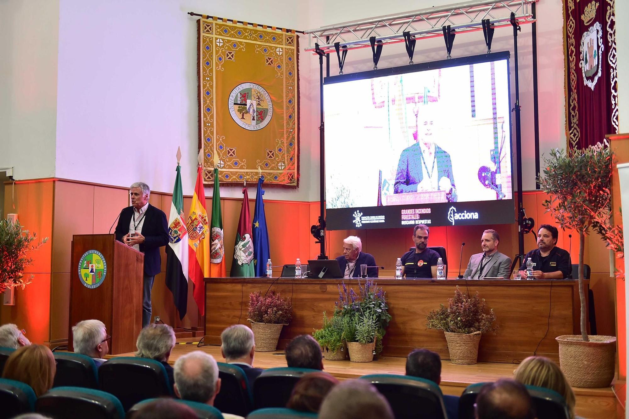 FOTOGALERÍA |  Congreso sobre grandes incendios forestales en el centro universitario de Plasencia