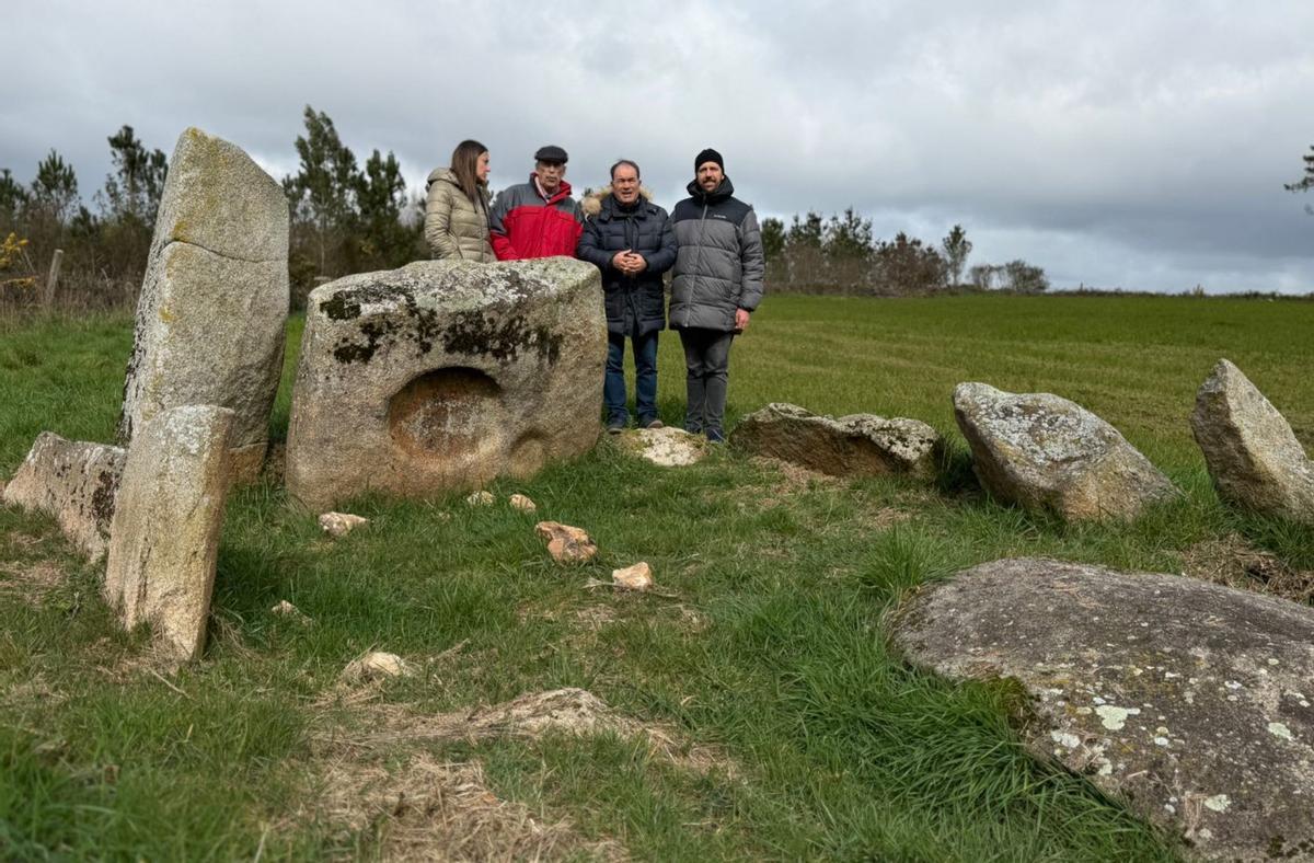 Begoña Blanco y Crespo visitaron días con Docobo el Altar do Sol para los preparativos.