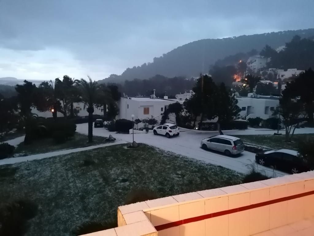 Bajada de temperaturas en Ibiza: Una manta de granizo cubre Siesta