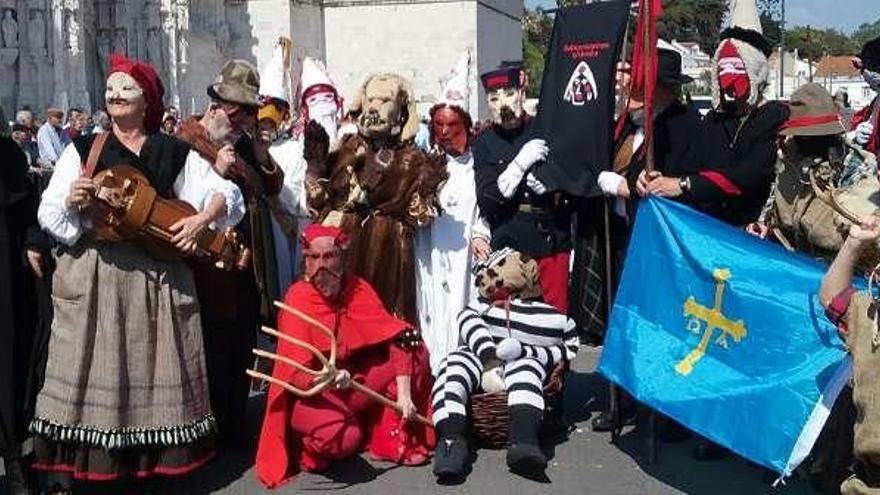 Los mazcaritos de Oviedo posando ayer con la bandera de Asturias en Lisboa.