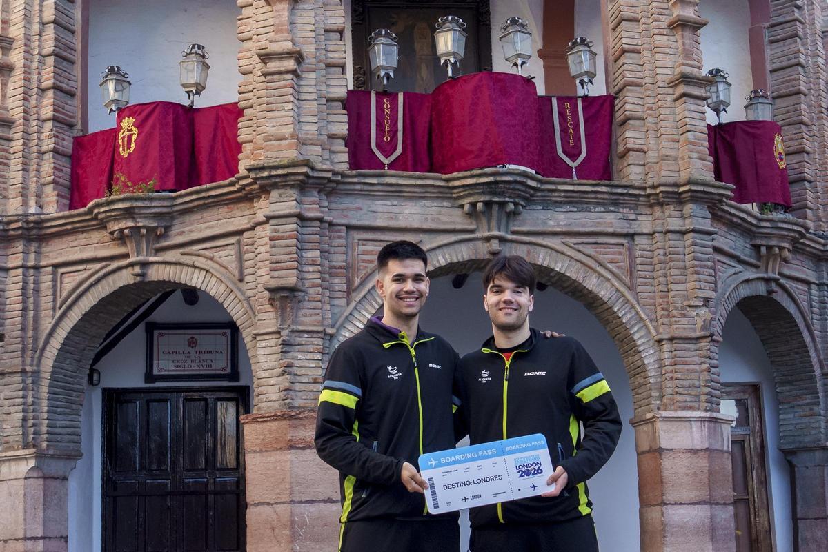 Los hermanos Alberto y Diego Lillo con el pasaporte al Mundial