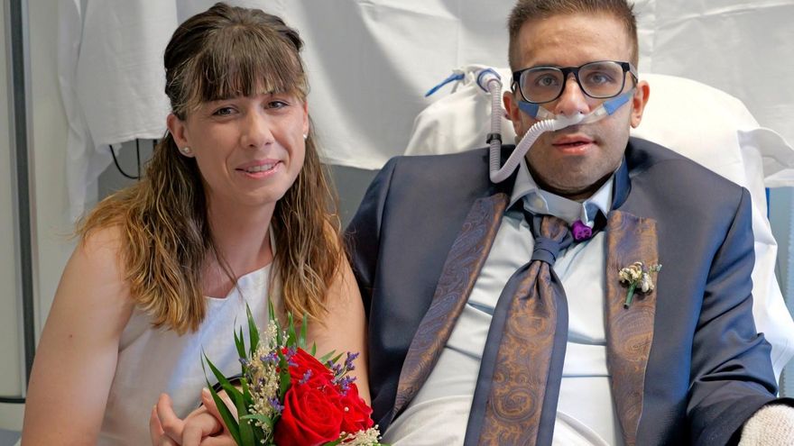 Boda en la UCI: Esther y Javier se casan en una emotiva ceremonia organizada por los sanitarios