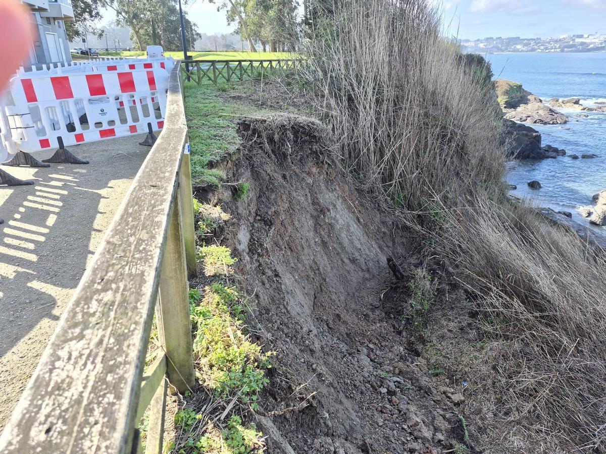 Desprendimiento en el acceso a la playa de Naval, en Mera