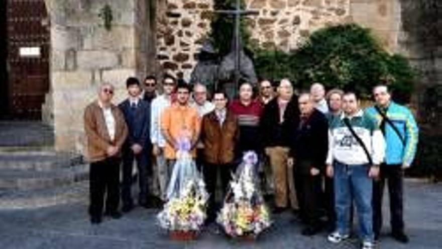 Flores en recuerdo de los cofrades fallecidos