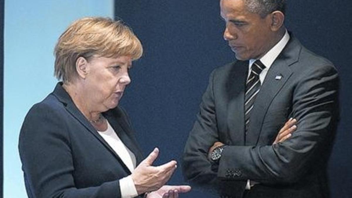 Merkel conversa con Obama, durante la cumbre del G-20 del 2011.