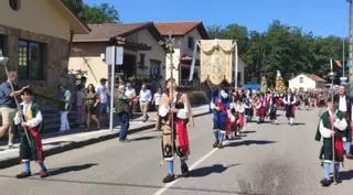 Benia (Onís) se echa a la calle en honor de la Virgen de Castru