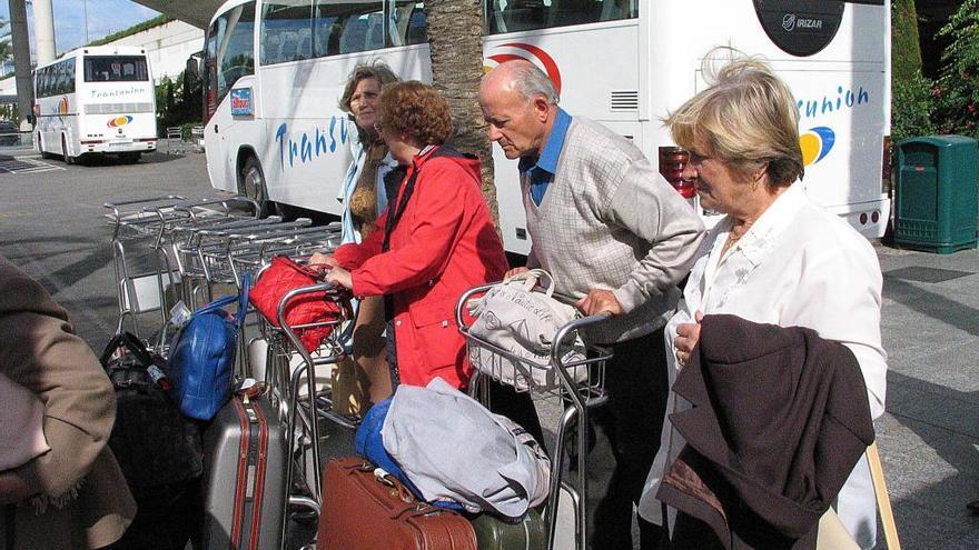 Turistas del Imserso a su llegada a Son Sant Joan.