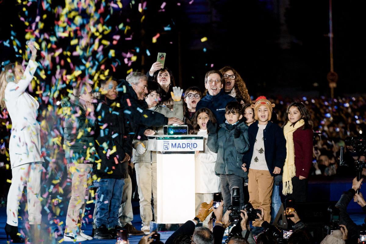 El alcalde de Madrid, José Luis Martínez-Almeida (d) y el bicampeón mundial de rally Carlos Sainz (i), durante la inauguración de la iluminación navideña, en la plaza de Cibeles, a 22 de noviembre de 2025, en Madrid (España). Más de 13 millones de luces LED iluminan este año 240 puntos de la ciudad repartidos por 21 distritos. 22 NOVIEMBRE 2025;ILUMINACIÓN;INAUGURACIÓN;NAVIDAD;LUCES;LED;DECORACIÓN NAVIDEÑA; Carlos Luján / Europa Press 22/11/2025. CARLOS SAINZ;JOSÉ LUIS MARTÍNEZ-ALMEIDA;Carlos Luján;