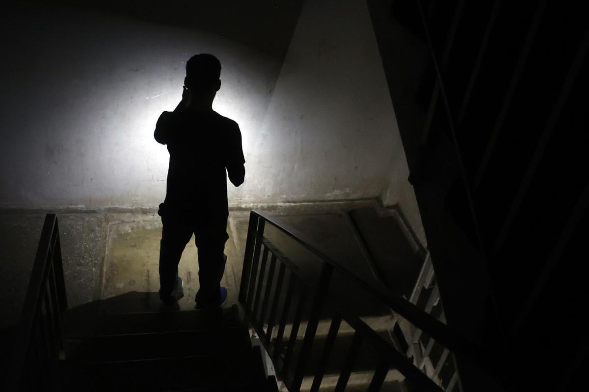 LA HABANA (CUBA), 11/02/2026.- Una persona camina al interior de un edificio durante un apagón este miércoles, en La Habana (Cuba).