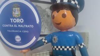 Un nuevo "agente" de plástico y pintura se incorpora a la Policía de Toro