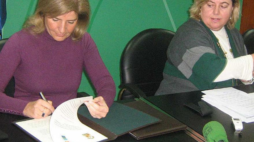 Compromiso. Esperanza Oña y Clara Aguilera firmaron el convenio ayer en Sevilla.