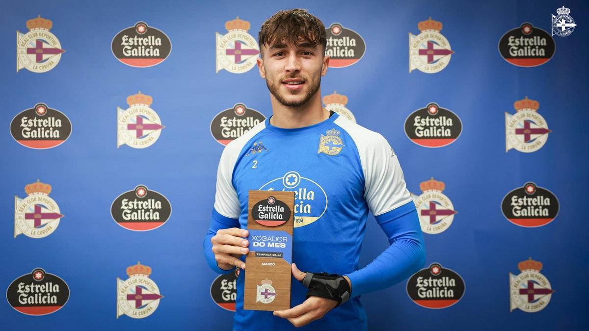 Altimira con el premio al jugador del mes